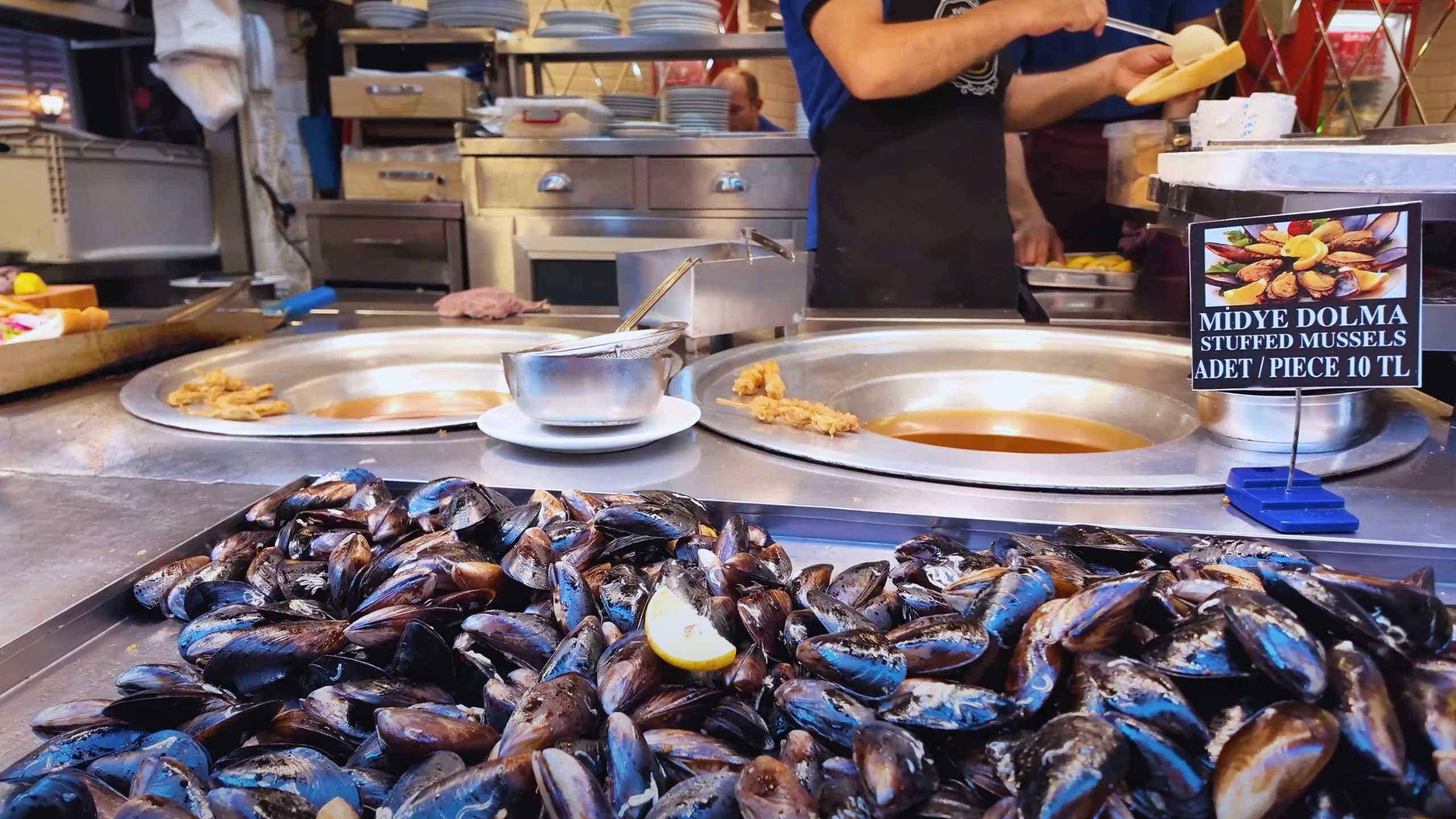 Freshly prepared stuffed mussels (midye dolma) on display, a popular Istanbul street food.